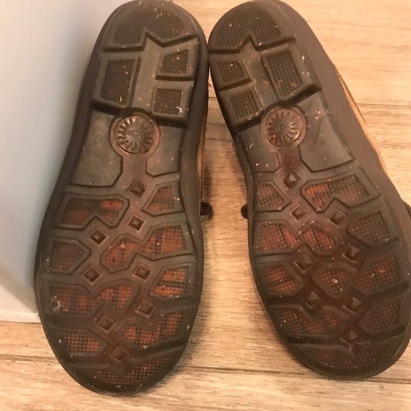 Used UGG kids boots, size 1US - Picture 3 of 4